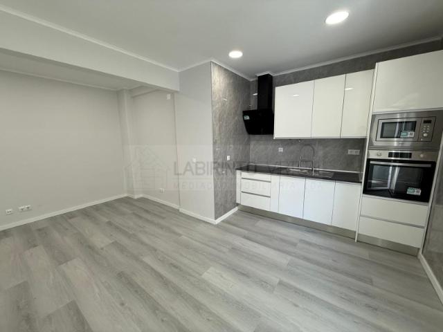 Vede se T1 Totalmente Remodelado no Coração da Amadora Venteira
