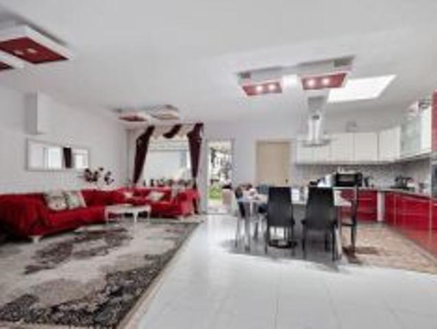 Veelzijdige woning met commerciële ruimte&woonmogelijkheden