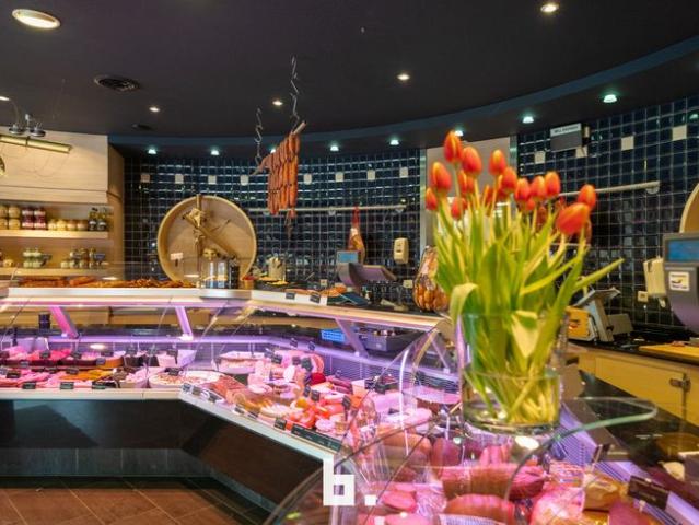 Commercieel gelegen veelzijdige eigendom met winkel en ruim