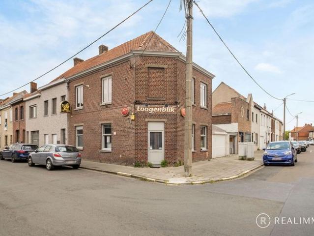 Veelzijdige eigendom met charmante gevel, buitenruimte en.