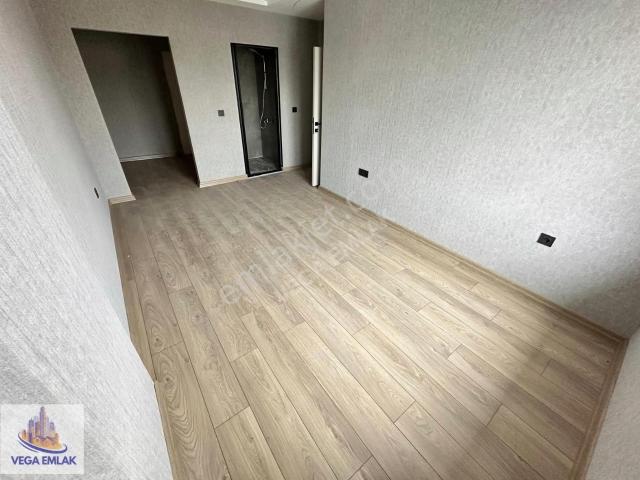 Vega Emlak'tan Aydınlıkevler Yakını Ara Kat Sıfır 4+1 Daire