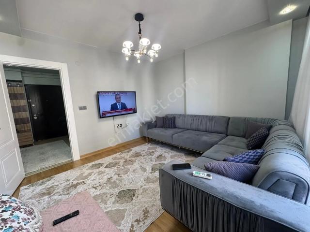 Vega'dan Soli Zeytinli Cadde Üzerinde Havuzlu Doğalgazlı Satılık 3+1 Daire