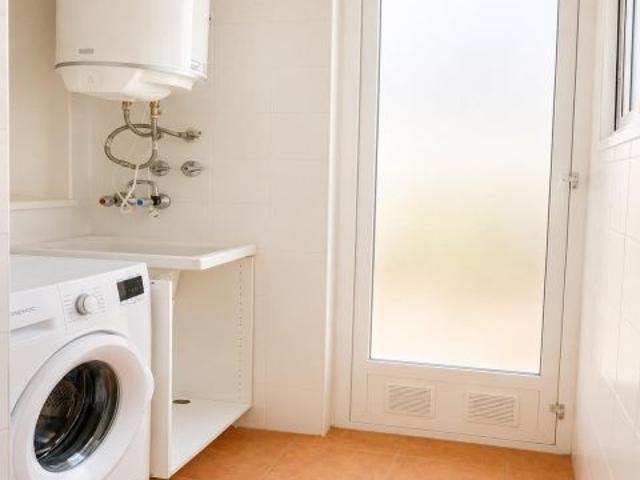 VÉLEZ MÁLAGA – ZONA SUR Amplia vivienda en planta baja AMUEBLADA con terraza, patio privativo y plaz