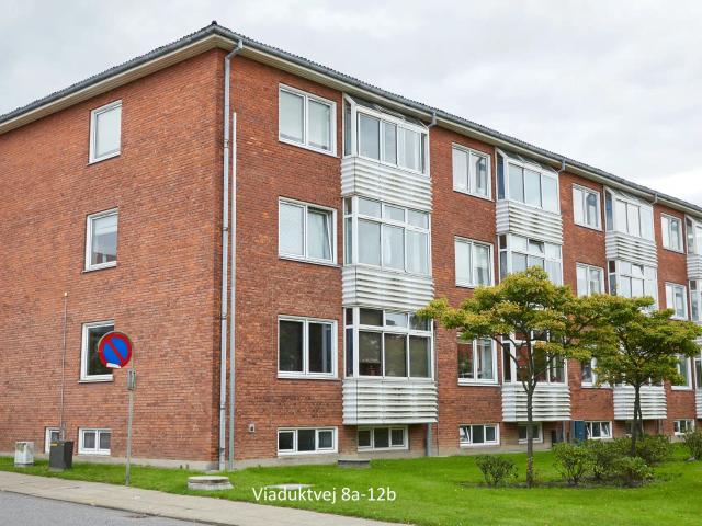 Velholdte familieboliger med gode fællesfaciliteter i Lindholm