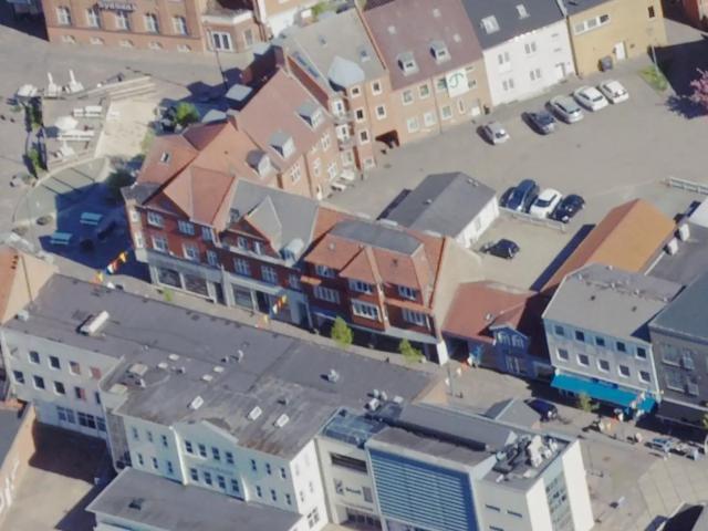 Velindrettede etager med industrikøkken og altan med udsigt