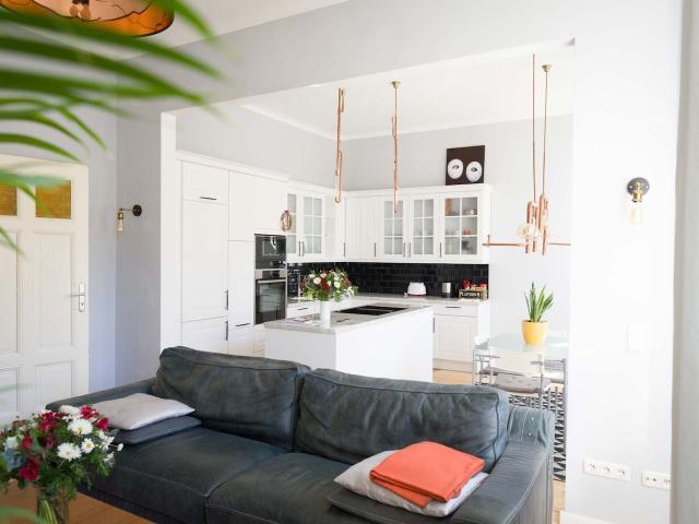 Very modern 4 room apartment with 2 bedrooms and kitchen island in Lichtenberg