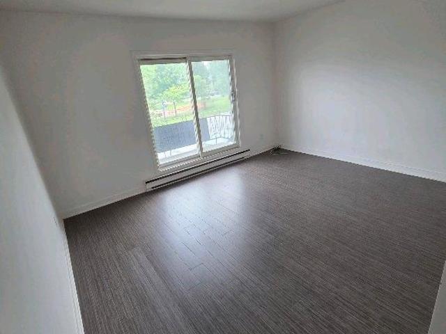 very nice and big 4.5 apartment for rent in Laval