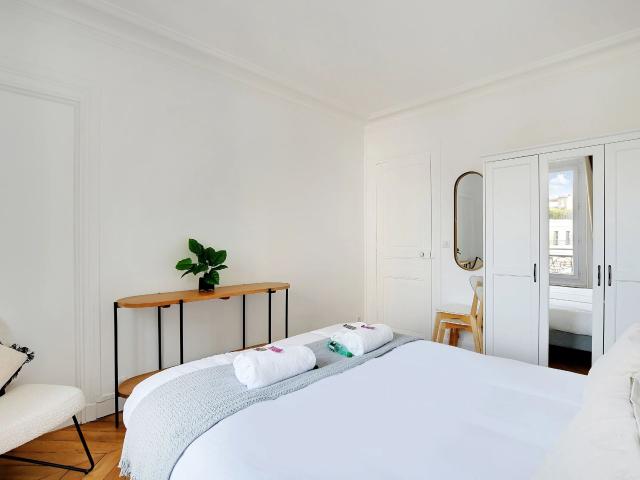 Very nice flat completely refurbished and decorated with taste, located in the heart of the 11th district of Paris