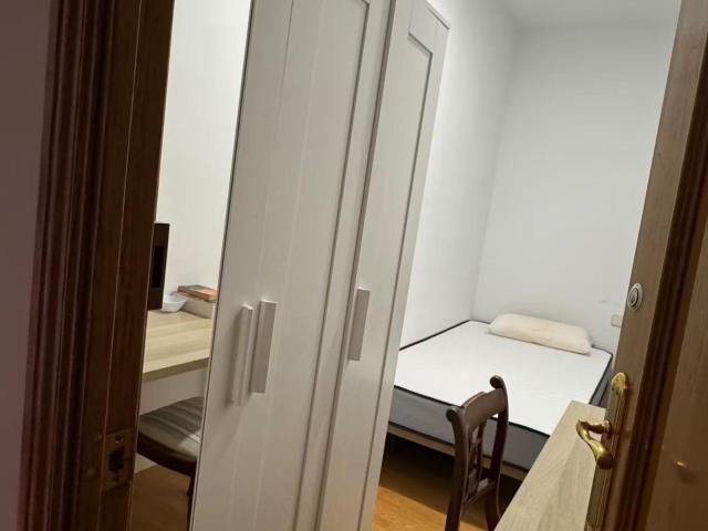 Very nice single bedroom in 5 bedroom apartment
