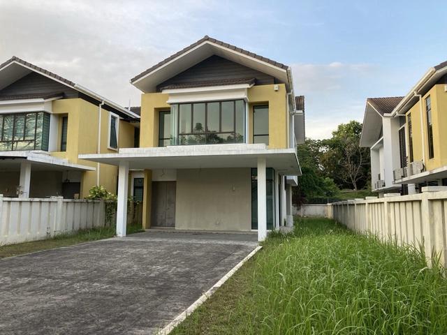 Very Big Semi D Bandar Enstek on a Very Big Land 40 x 145 For Sale
