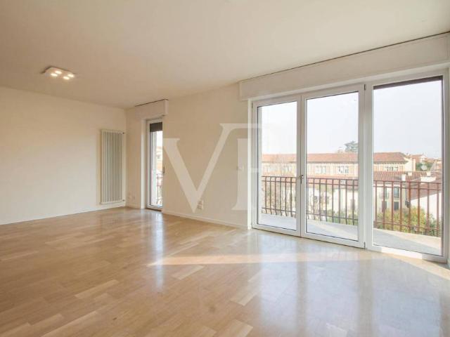 Very cool and bright three room apartment