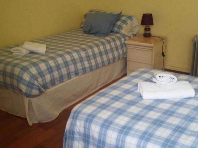 Very comfy twin bedroom in the Les Tres Torres neighbourhood