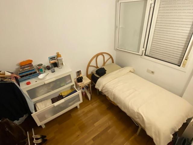 Very cosy single bedroom in Fort Pienc, the tenant has to be around 34 years old