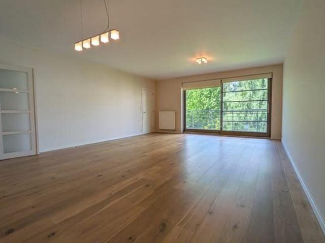 Very large 2 bedrooms apartment in Woluwe Saint Pierre