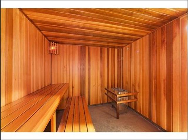 Very Spacious Modern Apartment with a Study at a Quiet Location