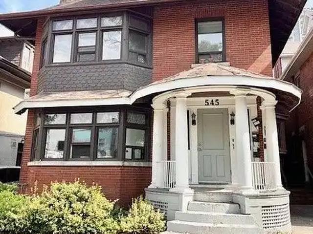 Very Spacious 1 bedroom, 1 bath, 3 storey in Victorian home