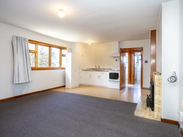 Very tidy 3 bedroom home with logburner