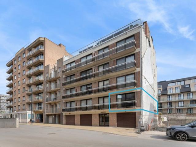 Verzorgd appartement met terrasje op enkele passen van zee