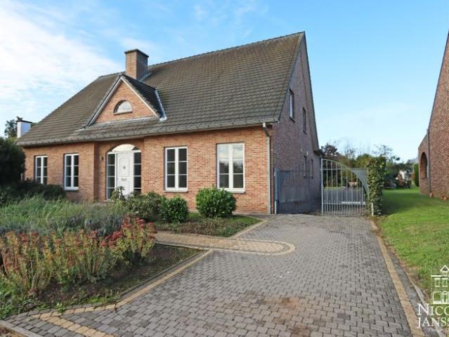 Verzorgde, instapklare gezinswoning met tuin en garage in h