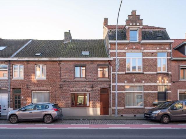 Verzorgde stadswoning met grote garage te Brugge St Kruis