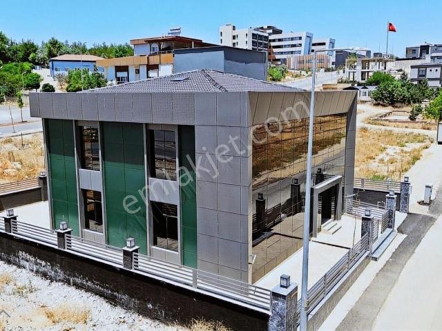 Vera'dan Şehirgösterenin Kalbinde Satılık Plaza