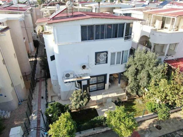 Verandalı Bahçeli Müstakıl Giriş Ve Kullanımlı Denıze Yakın Merkezı Satılık Fırsat Villa