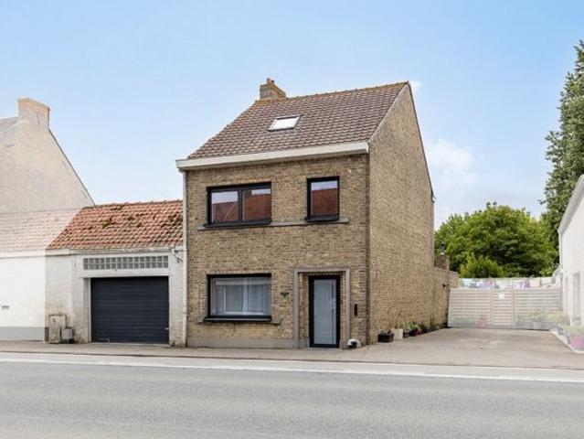 Verder af te werken halfopen bebouwing met grote mooie tuin