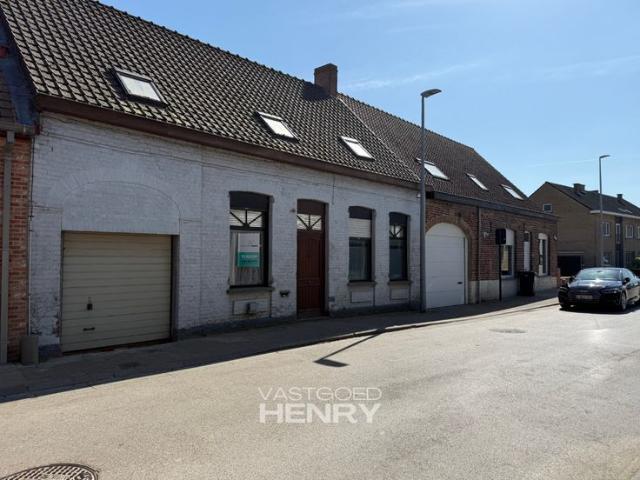 Verder af te werken vier slaapkamer woning met tuin en gara