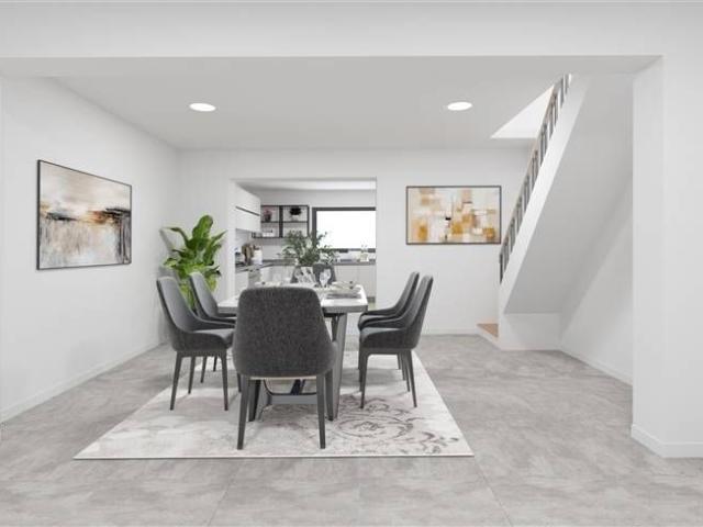 Verder af te werken woning met 4 slaapkamers & garage!