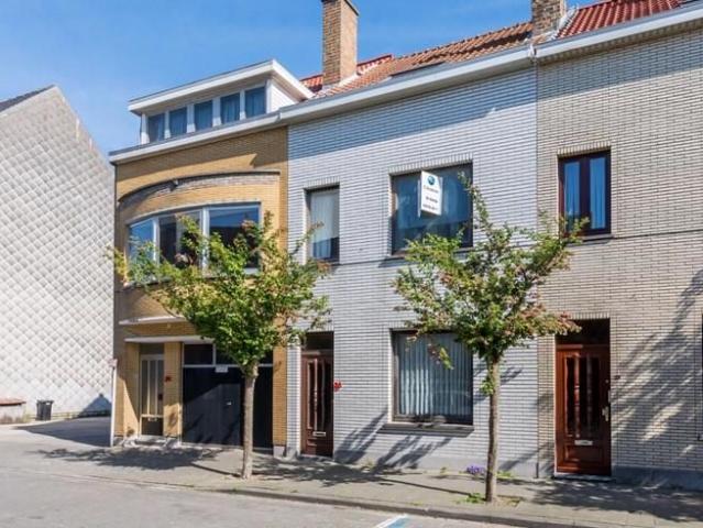 Verder op te knappen woning zeer goed gelegen te Mariakerke!