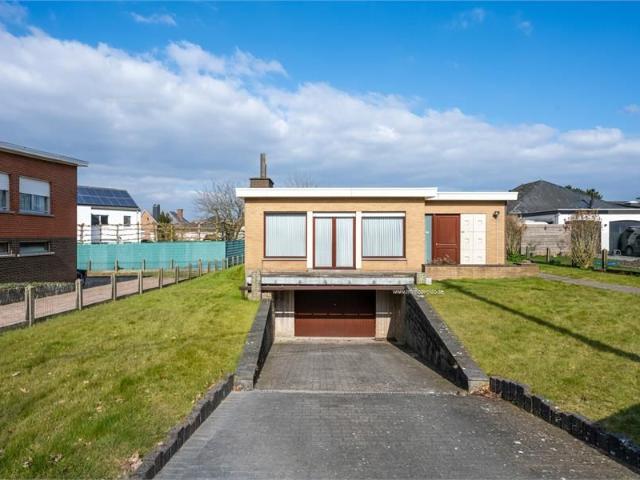 Verder te renoveren bungalow met 3 slaapkamers en grote tuin