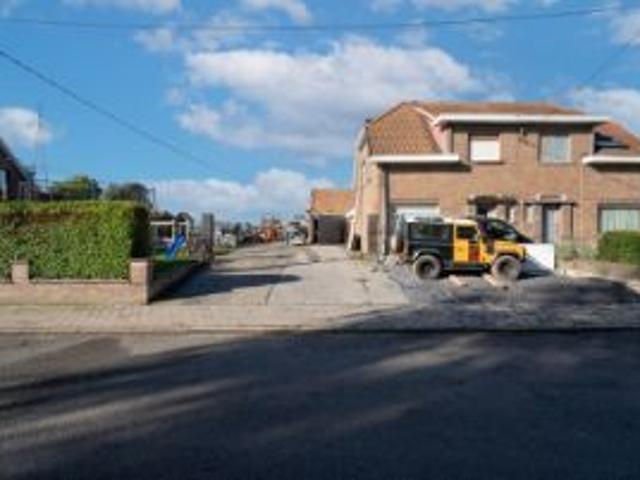 Verder te renoveren halfopen woning met atelier van 240 m²