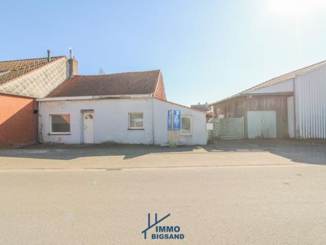 Verder te renoveren woning met garage en tuin in rustige.