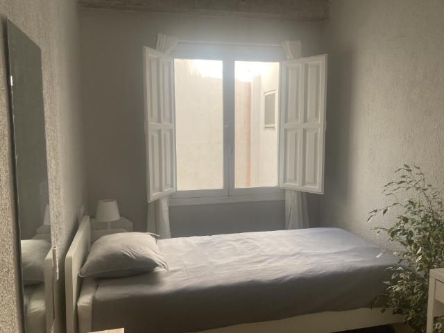 Verdil Room Cozy, bright, large window to patio