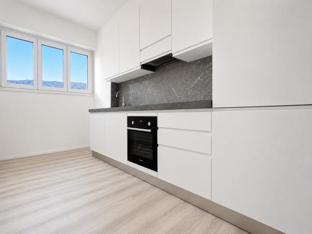 VERFÜGBAR AB JULI – MODERNES 2.5 ZIMMIGES APARTMENT IN CHIASSO