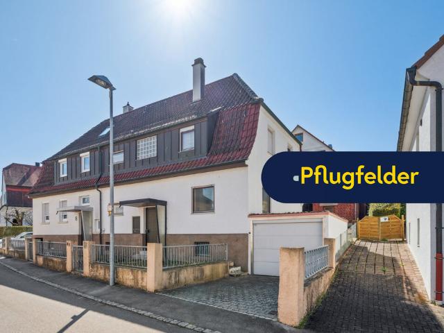 Vergangenheit trifft Zukunft: Doppelhaushälfte mit großem Garten und Garage