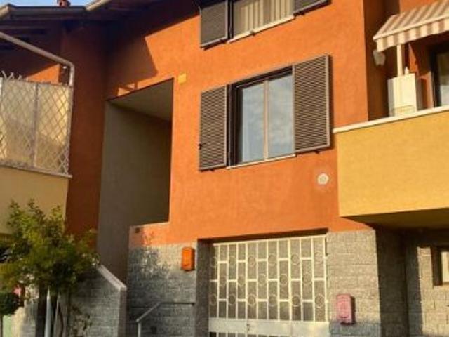 Vergiate appartamento con giardino e box