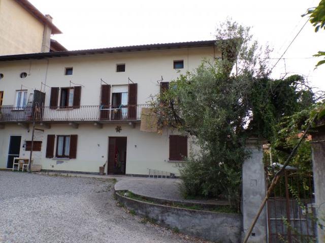 Vergiate grazioso appartamento con box e giardino privato