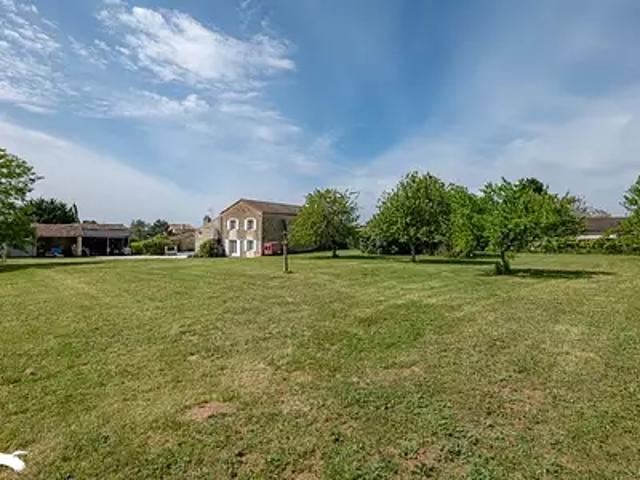 Vergné 17330 Achat / Vente maison 9 pièces t9 au dernier étage parking