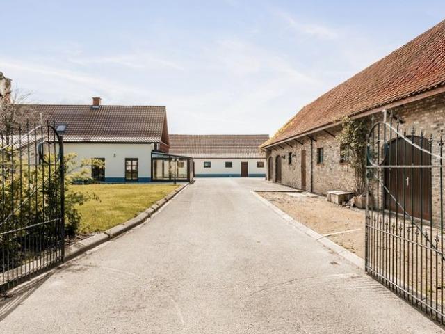 Vergunde zonevreemde hoeve te Koekelare