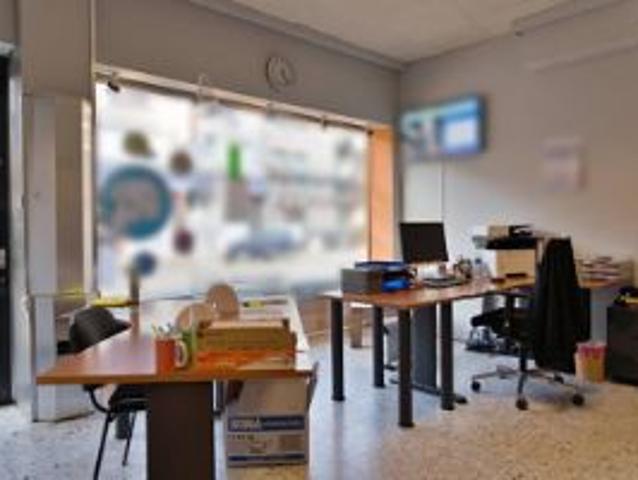 Verhuurd kantoor met achterliggend garagecomplex in Roeselar
