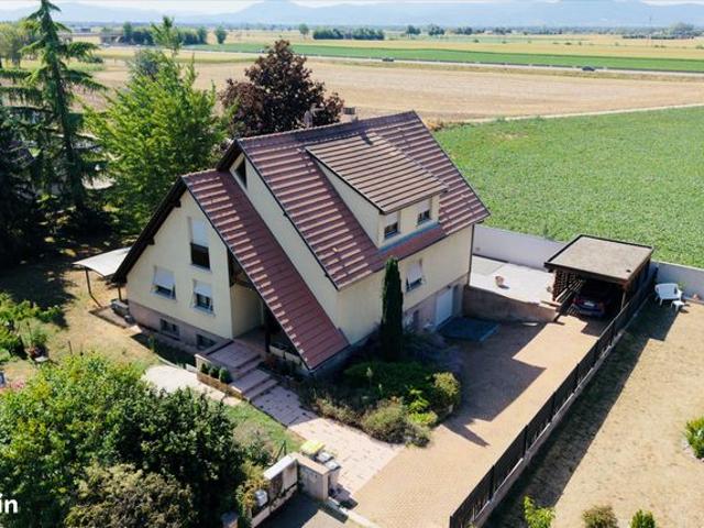 Véritable esprit maison pour cet appartement 94 m2 avec jardin privatif de 500 m2 et grand sous sol