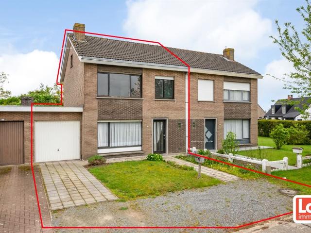 VERKOCHT! Te renoveren halfopen woning met inpandige garage gelegen op een topligging in Lochristi!