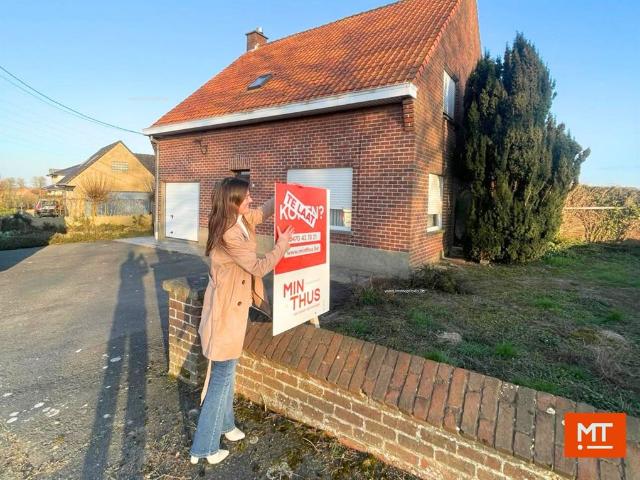 VERKOCHT Landelijk gelegen te renoveren alleenstaande woning in Beselare