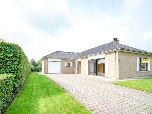 VERKOCHT*Gezellige bungalow op 950m² grond in Torhout!