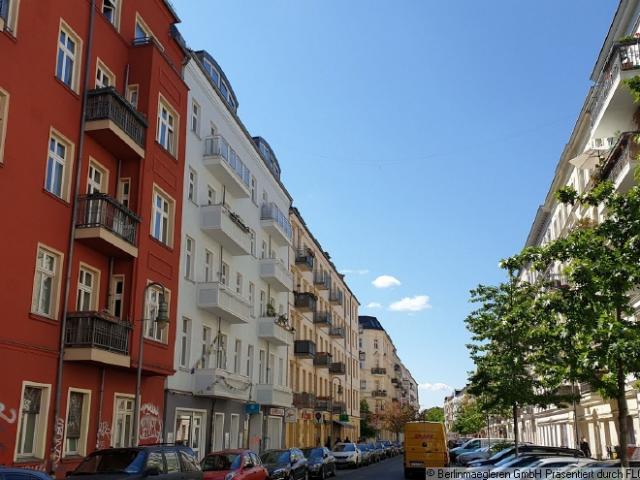 Vermietete Altbauwohnung mit 2 Balkonen als Kapitalanlage