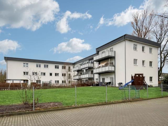 Vermietete 5 Zimmer Wohnung mit 2 Garagen und Bootsanleger in Werder, nahe Havel