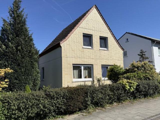 Vermietetes freistehendes Einfamilienhaus mit Garage und idyllischem Garten in gefragter Wohnlage