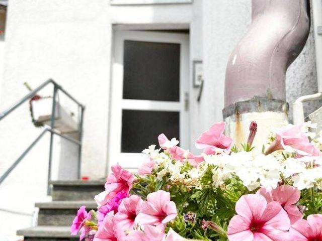 Vermietetes Mehrfamilienhaus mit 4 Wohnungen. Rückbau als grosse Loftwohnungen möglich! Zentrale Lage zur Stadt