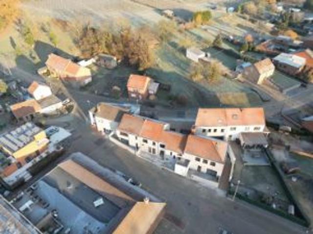 Vernieuwbouwproject met 3 appartementen en twee commercië.